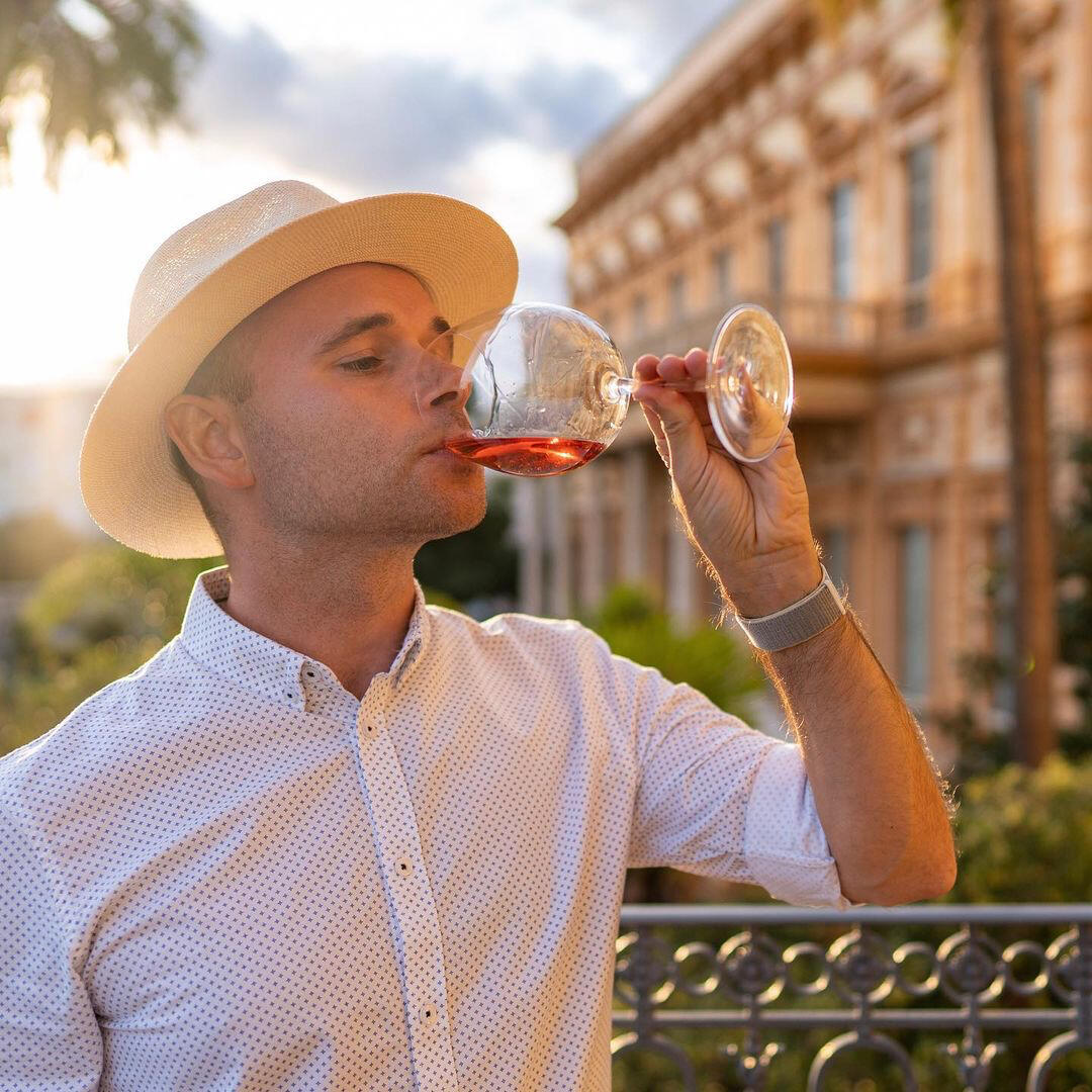 Tomek Bobrowski podczas wycieczki do francuskiej winnicy z degustacją ich produktów